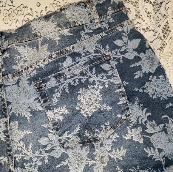 Floral Shorts - Picture 6 of 10